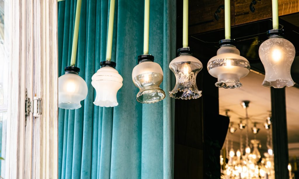antique vintage chandeliers - lighting styles interior design trends 2023